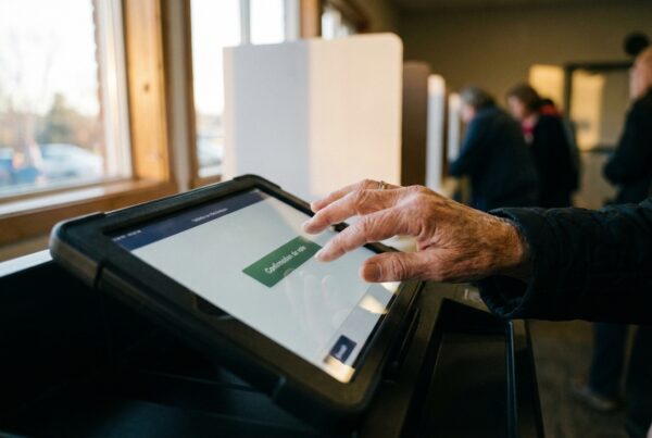 Comment le design des interfaces de vote électronique influence silencieusement la participation citoyenne
