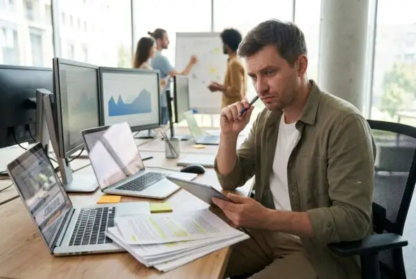 IA au travail : la « taxe de vérification » selon Adaptavist